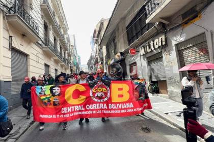 Marchas de al menos tres sectores cercan la plaza Murillo; la Policía refuerza la seguridad y evacúan las oficinas públicas