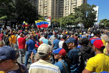 Venezolanos opositores se concentran en Caracas y marchan contra la investidura de Nicolás Maduro