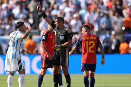 Vincic defendió su arbitraje en la final del Mundial, justificó la expulsión de Enzo y habló de Messi