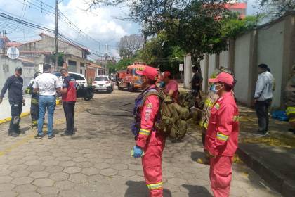 Evacúan a estudiantes por fuga de gas “altamente inflamable” en una clínica en el centro cruceño