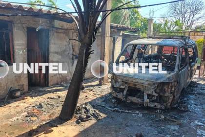 Incendio deja en chatarra a un minibús y una vivienda en el Plan Tres Mil