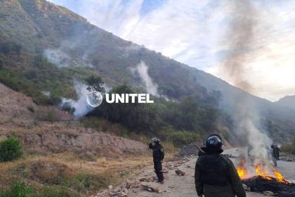 Policía activa desbloqueo con gases en la ruta que conecta Cochabamba con el occidente; los movilizados lanzan piedras