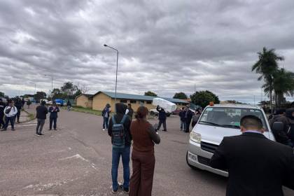 Rechazan bloqueos: Productores y transporte pesado protestan en el ingreso de carga de Viru Viru y exigen que se liberen las vías