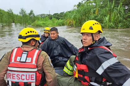 Rescatan a 15 personas que quedaron aisladas por la crecida de un río en el trópico de Cochabamba