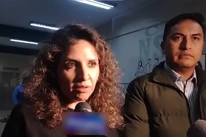 Bloqueadores bajaron de una ambulancia a pacientes y los golpearon; el vehículo fue destruido, denuncia ministra de Salud