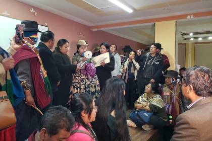 Pobladores continúan con la toma de la Alcaldía de Viacha por conflicto ambiental; concejal pide sancionar al alcalde