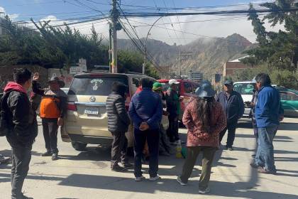 El Gobierno califica la protesta de los choferes como “política” y reporta 60 puntos de bloqueo en La Paz y El Alto 