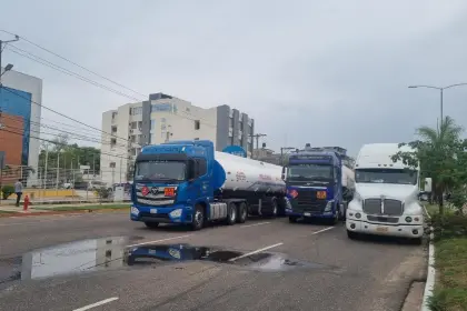 Cisterneros mantienen bloqueo y denuncian que el Gobierno “quiere firmar un contrato forzado” cuando culmina su gestión