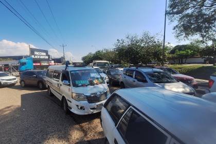 Doble fila de combustible y obras en la Doble Vía colapsan el 4to anillo de Santa Cruz de la Sierra