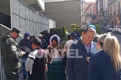 Se forma una fila en el Banco Central para “cambiar” los billetes de la serie “B”