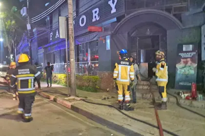 Incendio en un restaurante alcanza a dos habitaciones de un hotel y deja dos personas afectadas por el humo
