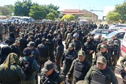 Tras operativo en San Julián, comunarios mantienen bloqueo y la Policía se repliega
