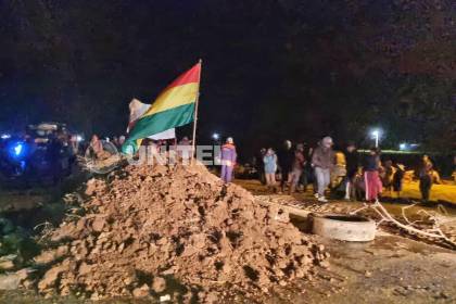 Agricultores instalan bloqueos en Santa Cruz y cortan la ruta nueva a Cochabamba y a Beni en rechazo al decreto del diésel