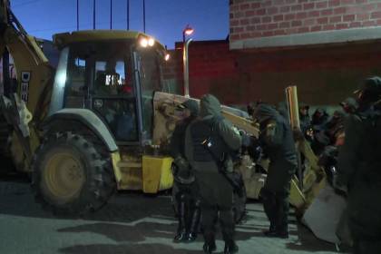 Policía en El Alto se prepara con maquinaria pesada para iniciar el desbloqueo de carreteras