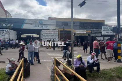 Micreros bloquean ingreso de la Quinta Municipal para exigir que se incremente el pasaje a Bs 4,58