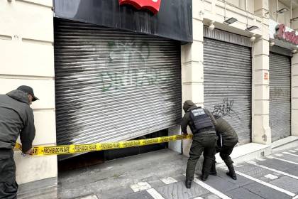 Delincuentes roban en una tienda del centro paceño y se llevan Bs 40.000