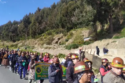 Mineros auríferos marchan en La Paz para exigir combustibles y fijan una multa de 100 gramos de oro para los inasistentes