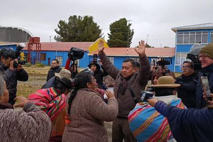 Vuelo solidario traslada a bolivianos parados en Puno y Desaguadero debido a los bloqueos, entre ellos artesanos 