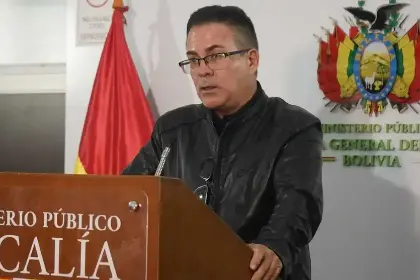 “Es irrelevante”: Urioste evita referirse al “amigo” que lo sugirió y defiende la legitimidad de su designación como fiscal general