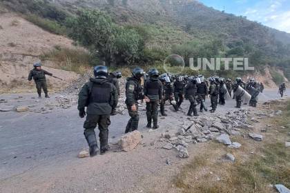 Policía denuncia que fueron recibidos con dinamitas en desbloqueo de la ruta Cochabamba – La Paz