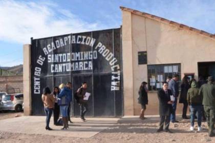 Potosí: Un reo de la cárcel de Cantumarca fue hallado con un cuchillo incrustado en el pecho 