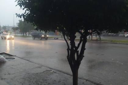 Video: Lluvia y tormenta eléctrica sorprenden a los cruceños tras días de intenso calor