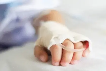 Estudiante golpeado por negarse a “consumir” drogas en un colegio está internado; su familia pide justicia