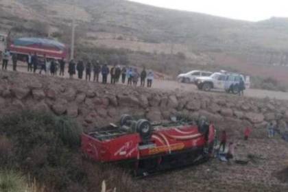 Un muerto y al menos nueve heridos por accidente de un bus en la vía Uyuni - Potosí