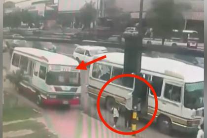 Cámara capta el momento cuando un micro se sube a la acera y atropella a un niño