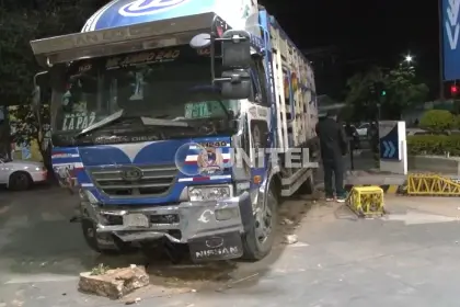 Un camión daña parte del ingreso de un surtidor tras impactar contra otro vehículo