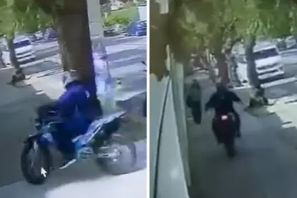 Video: En segundos, un ‘motoladrón’ invadió una acera para robar a una transeúnte en Cochabamba 