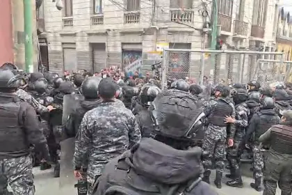 Personas con discapacidad intentan ingresar a la plaza Murillo y la Policía bloquea acceso con vallas metálicas