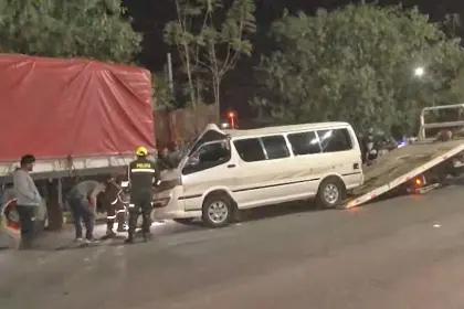 Dos heridos tras el choque de un minibús contra la parte trasera de un camión que hacía fila por combustible