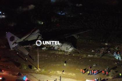 Seis tripulantes sobrevivieron al accidente y están heridos, buscan a otros dos, señala la FAB
