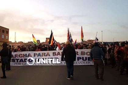 La marcha de Evo se dirige a El Alto; Ventilla amanece con bloqueos y una ‘alfombra’ de piedras en el camino 