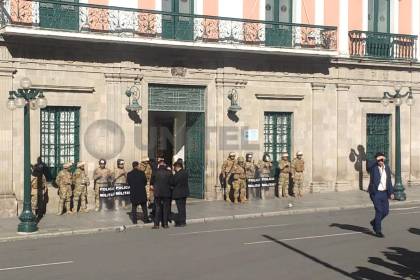 Tras las refriegas, la Policía refuerza el anillo de seguridad de la plaza Murillo; los militares custodian el Palacio