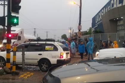 Santa Cruz amanece con lluvia que ayuda a que baje la densa humareda de los incendios