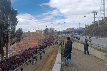 Sectores campesinos marchan hacia el centro de la sede de Gobierno para exigir la renuncia de Paz