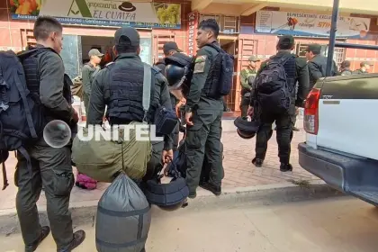Contingente policial llega a Saipina, donde productores forzaron el cierre de válvulas de la planta de Oconi de YPFB