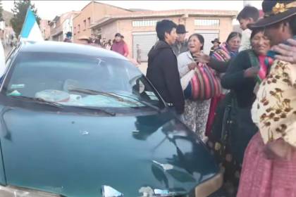 Un vehículo invade un evento de campaña electoral y mata a una persona 