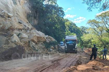 Tras derrumbes, ABC anuncia rehabilitación del tránsito en la carretera antigua Santa Cruz - Cochabamba