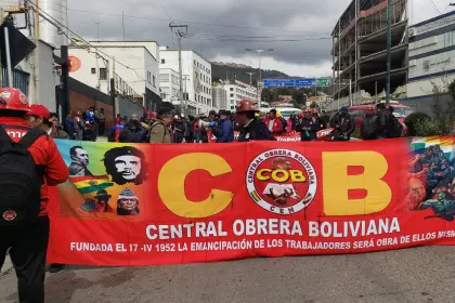 COB marcha en el centro paceño en este inicio del 2026 y cumple 11 días de movilizaciones contra el DS 5503