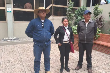 Sin acuerdo con la Gobernación cruceña, el bloqueo en Abapó seguirá, dicen los movilizados, que advierten con la toma de pozos petroleros