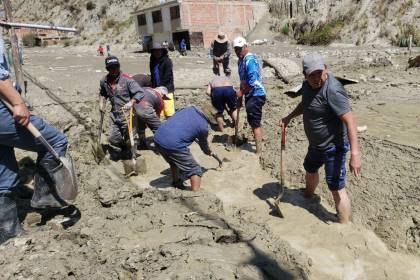 A una semana de la emergencia en Bajo Llojeta, vecinos y ediles aún trabajan para retirar el lodo y comparten una olla común