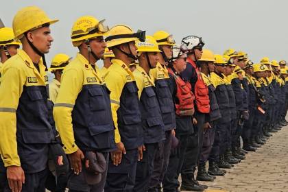 Nuevo contingente de bomberos venezolanos llega para reforzar lucha antiincendios