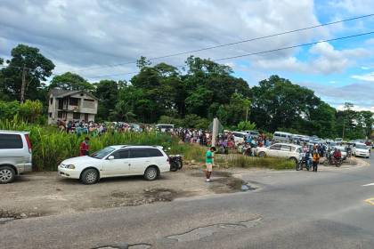 Cocaleros instalan vigilias en la ruta nueva Cochabamba-Santa Cruz en medio de la llegada de autoridades del Gobierno