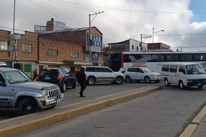 Buses bloquean en la terminal por la falta de diésel y las filas vuelven a los surtidores de El Alto