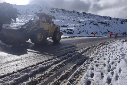 Despliegan maquinaria pesada en la Cumbre para despejar la carretera a los Yungas y liberar vehículos varados por la nevada