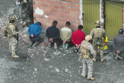 Militares intervienen explotación minera ilegal en La Paz y hallan armamento y equipo táctico; hay 22 detenidos