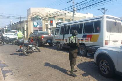 Mujer muere arrollada por un micro y su cuerpo queda desmembrado en medio de la vía en el centro cruceño